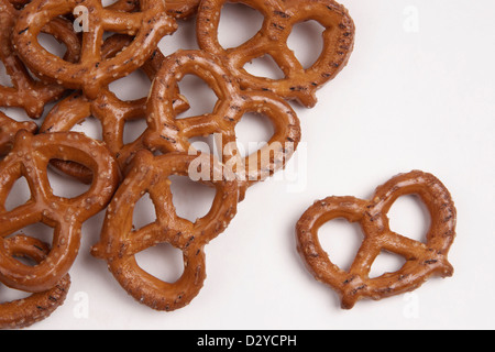 Une composition horizontale de bretzels découlant de la gauche Banque D'Images