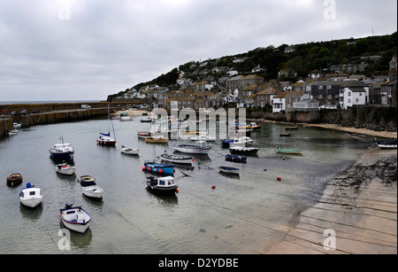 De petites embarcations sont vus ancrée dans le port de Mousehole, Cornwall, Angleterre Banque D'Images