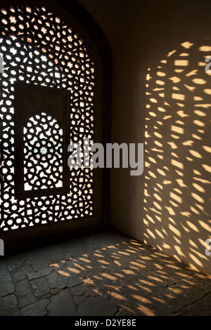 Fenêtre et ombres, Tombe de Humayun, Delhi, Inde Banque D'Images