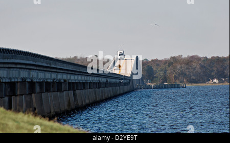 Saint John's River scenic en Floride du Nord. La route 16 traversée de pont près de Green Cove Springs. Banque D'Images