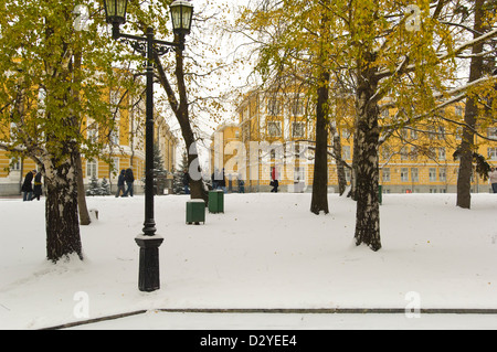 Neige dans le Kremlin, avec le Sénat et les bâtiments de l'Administration présidentielle dans l'arrière-plan Banque D'Images