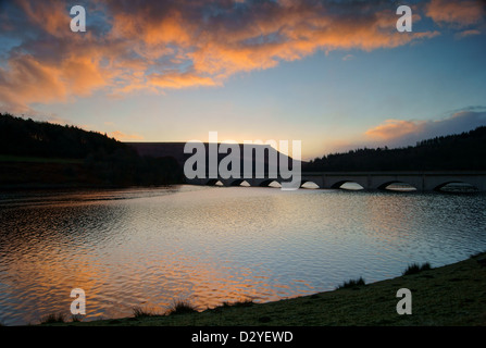 UK, Peak District, Derbyshire, Aube sur Ladybower Reservoir & Ashopton Viaduc Banque D'Images