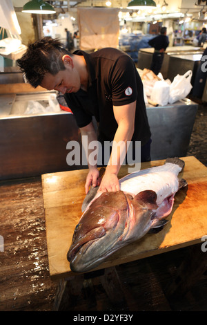 Tokyo, Japon, l'homme de fileter un poisson dans le marché aux poissons de Tsukiji Banque D'Images