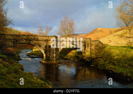 Pierres glissantes Pont sur la rivière Derwent, près du réservoir de Howden, Peak District, Derbyshire Banque D'Images