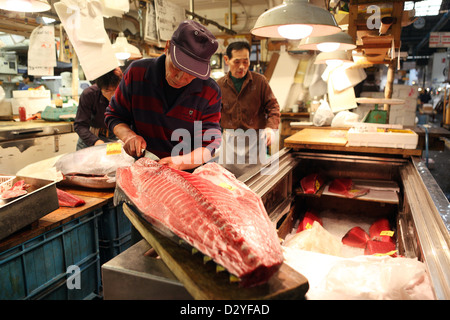 Tokyo, Japon, un homme de filets de thon au marché aux poissons de Tsukiji Banque D'Images