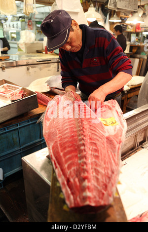 Tokyo, Japon, un homme de filets de thon au marché aux poissons de Tsukiji Banque D'Images