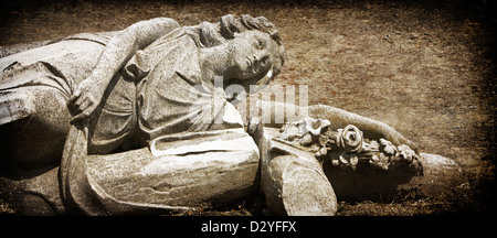 Un ange déchu. Statue de pierre brisée de pose sur le terrain d'un cimetière à la suite de tremblements de terre à Christchurch, Nouvelle-Zélande. Banque D'Images