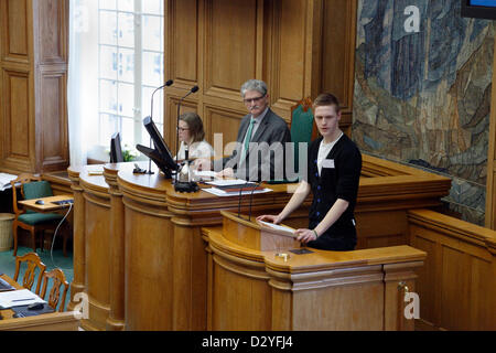 Un participant au Parlement danois de la jeunesse pose une question à laquelle le ministre danois de la recherche, de l'innovation et de l'enseignement supérieur doit répondre. Le Parlement de la jeunesse se tient tous les deux ans par le Parlement danois. Les 179 sièges sont acquis par des étudiants du secondaire danois de 8 et 9 e année, invités à devenir des politiciens pendant une journée. Le but est d'introduire les règles sur lesquelles repose la démocratie, d'accroître la compréhension des processus menant à des décisions démocratiques et de comprendre l'interaction des processus décisionnels démocratiques. Banque D'Images