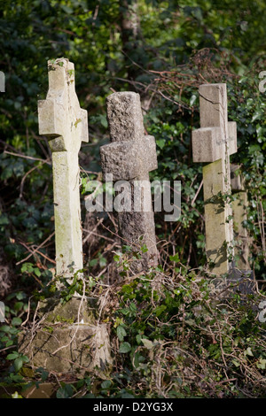 Pierres tombales et des monuments dans le Cimetière de Highgate, côté est, à Londres. Banque D'Images