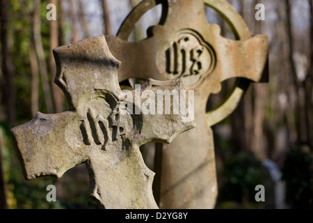 Pierres tombales et des monuments dans le Cimetière de Highgate, côté est, à Londres. Banque D'Images