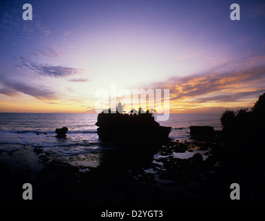 L'INDONÉSIE, Bali, Tanah Lot Temple dans la mer ; Banque D'Images