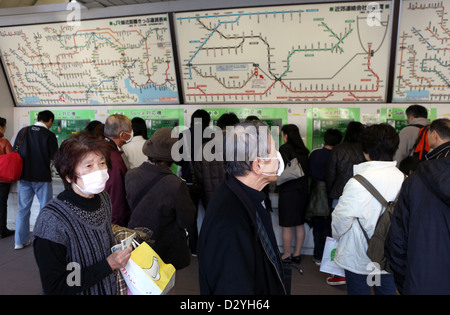 Kamakura, au Japon, les gens dans le hall de la gare Banque D'Images