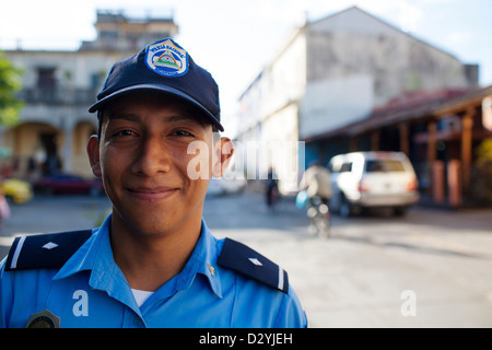 Un portrait d'une jeune de la police nicaraguayenne homme portant un chapeau de base-ball and smiling in Granada Nicaragua Banque D'Images