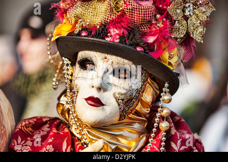 Portrait d'une personne portant un masque de carnaval traditionnel de la Place San Marco à Venise, pendant le Carnaval de Venise. Banque D'Images