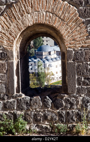 Une mosquée turque de l'époque ottomane vue encadrée par une fenêtre de la citadelle de Kars, dans la région orientale de l'Anatolie, dans le nord-est de la Turquie. Banque D'Images