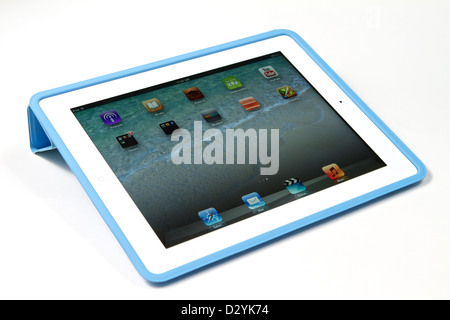 L'Ipad 3 avec écran retina dans un étui bleu avec un fond blanc Banque D'Images