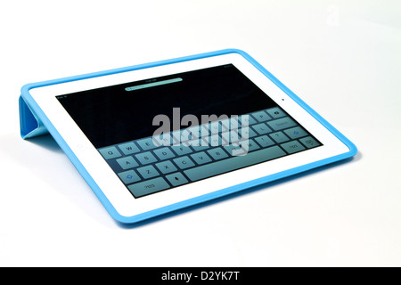 L'Ipad 3 avec écran retina dans un étui bleu avec un fond blanc Banque D'Images