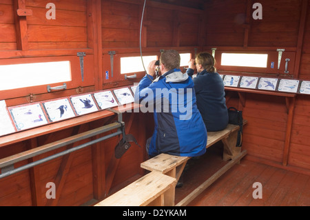 L'observation des oiseaux à la réserve RSPB Barrage de l'usine sur l'île de Shapinsay Isla, îles Orcades, en Écosse. Banque D'Images