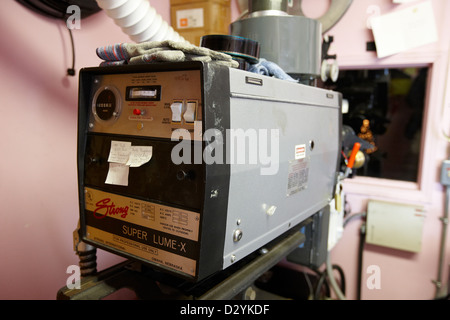 Super lume-x projecteur de films dans l'agrandisseur ancien cinéma salle de projection Biggar en Saskatchewan Canada Banque D'Images