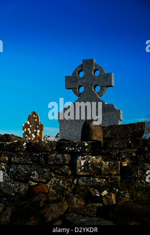 Croix celtique en Irlande rurale cimetière Tombstone Banque D'Images
