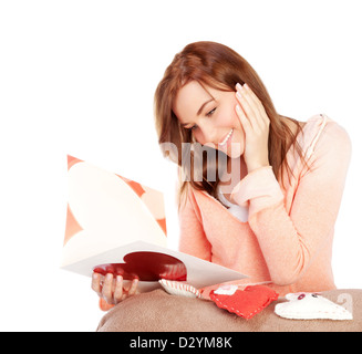 Image belle femme romantique lecture carte de souhaits avec big red heart, attractive brunette woman got Love letter Banque D'Images