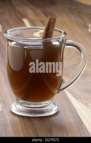 Rien ne vaut une tasse de cidre chaud sur une froide journée d'hiver. Le cidre de pomme les plus accueillantes pour les boissons hollydays Banque D'Images