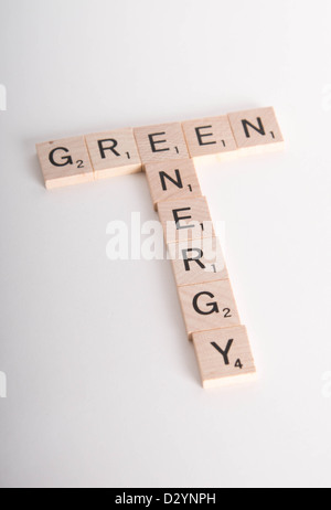 Concept d'énergie verte. Lettre de Scrabble en épelant des mots 'Green Energy'. Isolé sur fond blanc avec l'ombre légère. Banque D'Images