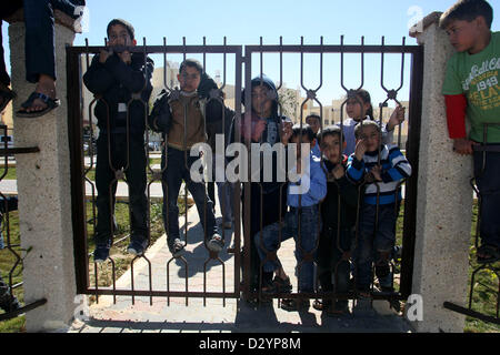 Feb 04, 2013 - Rafah, bande de Gaza, Cisjordanie - enfants palestiniens assistent à la cérémonie de l'opinion nouveau projet d'habitation remis par l'organisation des secours et de travaux des Nations Unies pour les réfugiés de Palestine (UNRWA) pour les familles de réfugiés dont les maisons ont été détruites par Israël à Rafah, dans le sud de la bande de Gaza. (Crédit Image : © Eyad Al/apaimages ZUMAPRESS.com)/Baba Banque D'Images