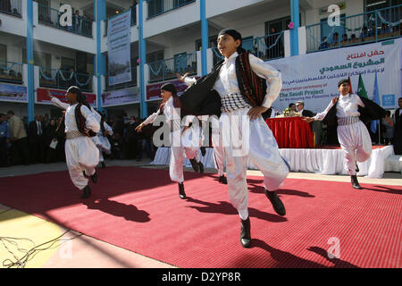 Feb 04, 2013 - Rafah, bande de Gaza, Cisjordanie - Des jeunes Palestiniens effectuer la danse traditionnelle lors de la cérémonie de l'opinion nouveau projet d'habitation remis par l'organisation des secours et de travaux des Nations Unies pour les réfugiés de Palestine (UNRWA) pour les familles de réfugiés dont les maisons ont été détruites par Israël à Rafah, dans le sud de la bande de Gaza (crédit Image : © Eyad Al/apaimages ZUMAPRESS.com)/Baba Banque D'Images