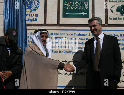 Feb 04, 2013 - Rafah, bande de Gaza, Cisjordanie - Vice-président le Fonds saoudien pour le développement Yousef al-Bassam et Commissaire général de l'Office de secours et de travaux des Nations Unies pour les réfugiés de Palestine l'UNRWA PHILIPPE GRANDE (R) ouvrir le nouveau projet d'habitation pour les familles de réfugiés dont les maisons ont été détruites par Israël à Rafah, dans le sud de la bande de Gaza. Le nouveau complexe financé par l'Arabie saoudite offrent un abri aux réfugiés qui sont sans abri par le conflit qui fait rage depuis 2003 dans 752 unités de logement. (Crédit Image : © Eyad Al/apaimages ZUMAPRESS.com)/Baba Banque D'Images