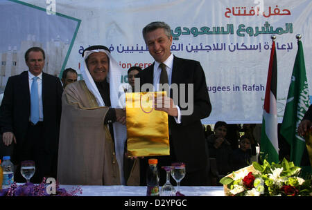 Feb 04, 2013 - Rafah, bande de Gaza, Cisjordanie - Vice-président le Fonds saoudien pour le développement Yousef al-Bassam et Commissaire général de l'Office de secours et de travaux des Nations Unies pour les réfugiés de Palestine l'UNRWA PHILIPPE GRANDE (R) ouvrir le nouveau projet d'habitation pour les familles de réfugiés dont les maisons ont été détruites par Israël à Rafah, dans le sud de la bande de Gaza. Le nouveau complexe financé par l'Arabie saoudite offrent un abri aux réfugiés qui sont sans abri par le conflit qui fait rage depuis 2003 dans 752 unités de logement. (Crédit Image : © Eyad Al/apaimages ZUMAPRESS.com)/Baba Banque D'Images