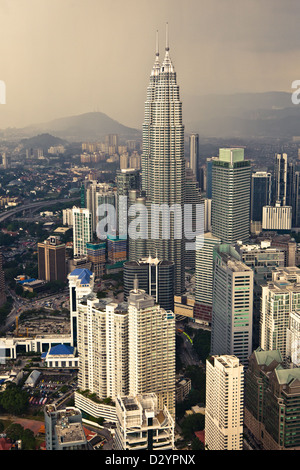 Les Tours Petronas et le centre de Kuala Lumpur, vue à partir de la Menara KL, la Malaisie. Banque D'Images