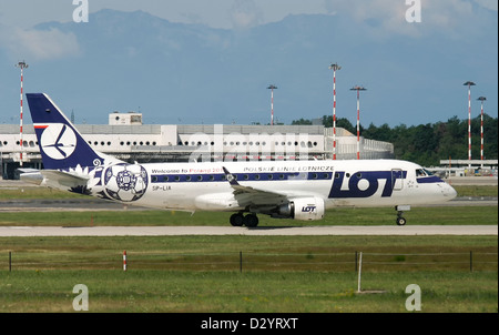 - LOT Polish Airlines / Polskie Linie Lotnicze, Embraer ERJ-170-200LR 175LR Banque D'Images