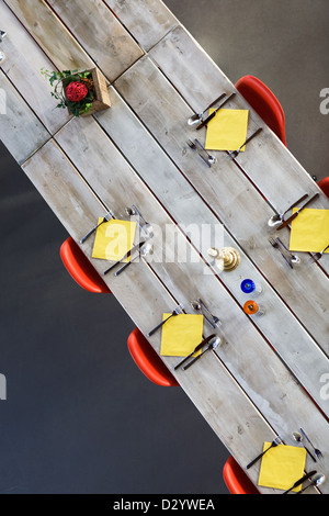 Portrait de table en bois, réglé et prêt à l'emploi Banque D'Images