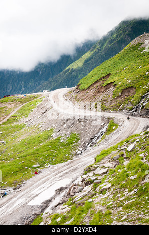 La route en zigzag en montagne, Himalaya, dans le Nord de l'Inde, Rohtang Banque D'Images