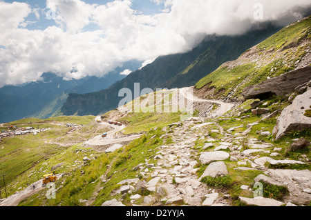 La route en zigzag en montagne, Himalaya, dans le Nord de l'Inde, Rohtang Banque D'Images