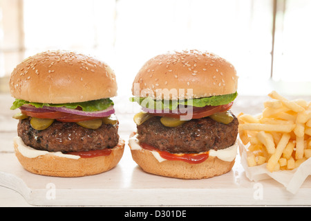 Hamburger et frites . Une élégante photographie alimentaire. Banque D'Images