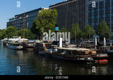 BERLIN - 19 août : Historischer Hafen Berlin - Musée des vieux bateaux, péniche, remorqueur, 19 août 2012 à Berlin, Allemagne Banque D'Images