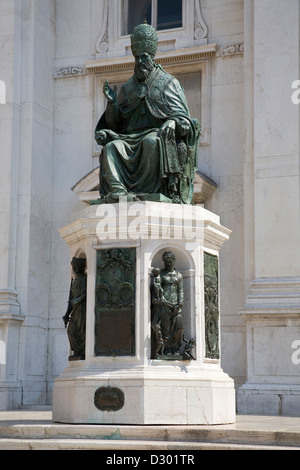 L'Europe, Italie, marches, Loreto, square de la vierge, statue du pape Sixte v Banque D'Images