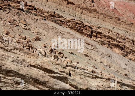 Detail shot rock structures et strates dans les chaînes de montagnes du Maroc Sud Banque D'Images