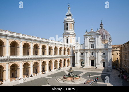 L'Europe, Italie, marches, Loreto, square de la madone, le Palais apostolique et le sanctuaire de la sainte maison Banque D'Images