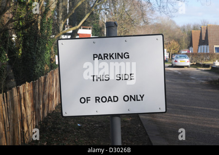 Parking gratuit ce côté de route seulement white roadsign Banque D'Images