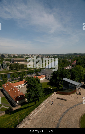 Vue panoramique de la tour de Gediminas du château supérieur sur une colline, ( Vilnius château) de Vilnius et la rivière Neris en Lituanie Banque D'Images