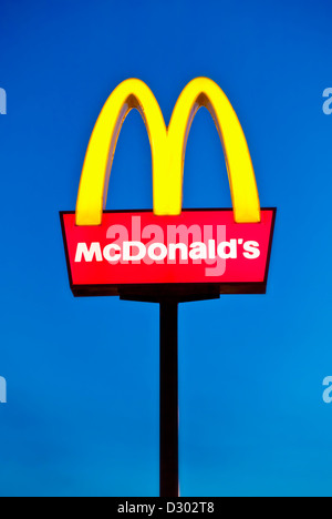 Logo Mcdonald's signe arches contre un ciel bleu clair UK Banque D'Images