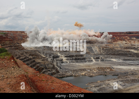 Le dynamitage à Kansanshi mine de cuivre à ciel ouvert l'industrie minière Kansanshi PLC, une filiale de First Quantum. Banque D'Images