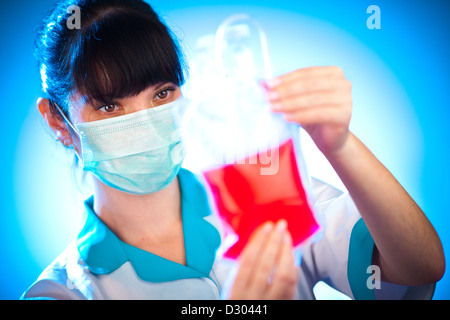 Médecin avec un package du sang des donneurs Banque D'Images