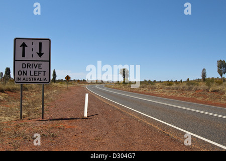 Uluru à Curtain Springs Drive sur la gauche en Australie Sign Banque D'Images