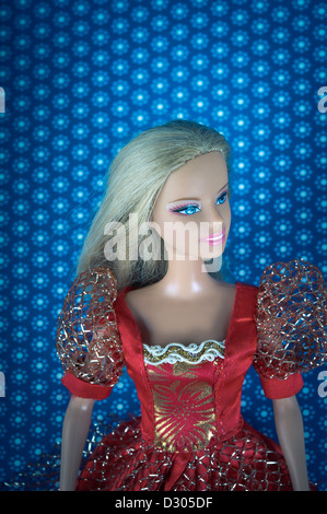 L'épaule et de la tête d'une poupée Barbie en robe rouge Banque D'Images
