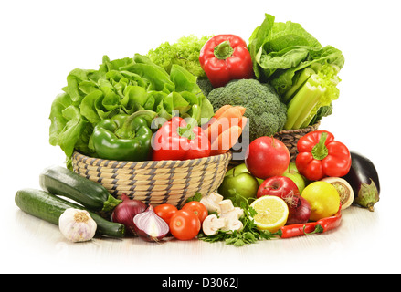 La composition avec des légumes crus dans panier en osier isolated on white Banque D'Images