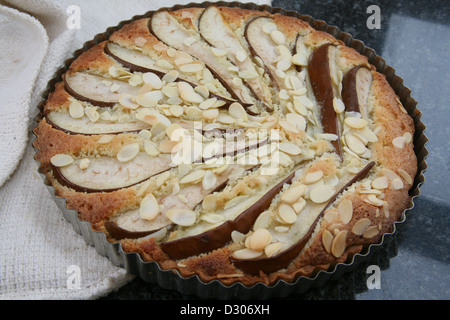 Tarte aux poires avec des amandes tranchées Banque D'Images